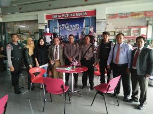 mediasi di wilayah jawa timur yang didampingi aparat kepolisian bersenjata lengkap dengan rompi anti peluru