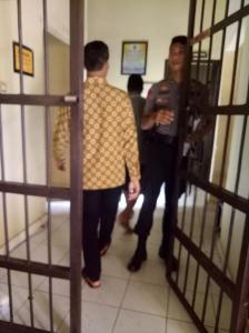 mengupayakan pembebasan tahanan